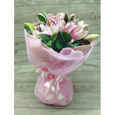 Buquê de Lírios Rosa na Tela Cor de Rosa 